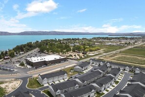 Un quartier résidentiel avec un grand bâtiment, probablement un centre communautaire ou une école, entouré de maisons et d’une route.