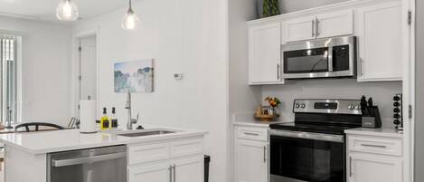 Een koelkast, een microgolfoven, een oven, een kookplaat