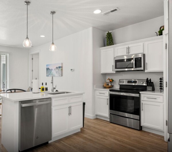 Fridge, microwave, oven, stovetop