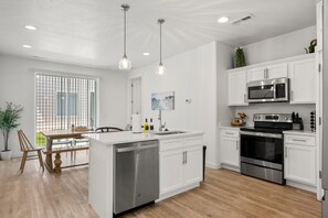 Fridge, microwave, oven, stovetop - Incredible Family Retreat | Walk to town & Marina & Dining (Garden City)