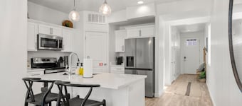 Incredible Family Retreat | Walk to town & Marina & Dining