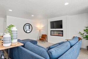 Smart TV, fireplace - Incredible Family Retreat | Walk to town & Marina & Dining (Garden City)