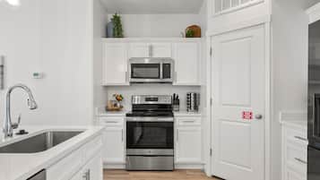 Coffee/tea maker, fridge, microwave, oven