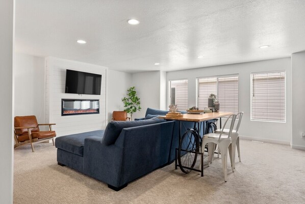 Smart TV, fireplace