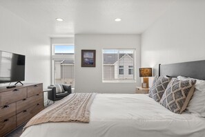 3 bedrooms, desk, iron/ironing board, travel cot