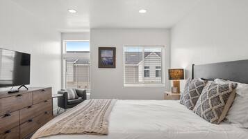 3 bedrooms, desk, travel cot, free WiFi