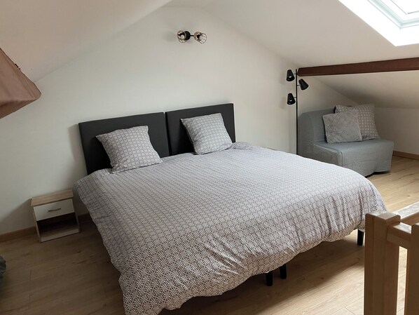 1 bedroom, travel cot, WiFi, bed sheets