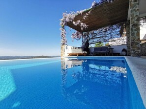 Seasonal outdoor pool, open 10:00 AM to 8:00 PM, pool umbrellas - Casa BelaVista Penela Portugal (Penela)