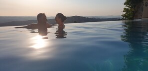 Seasonal outdoor pool, open 10:00 AM to 8:00 PM, pool umbrellas - Casa BelaVista Penela Portugal (Penela)