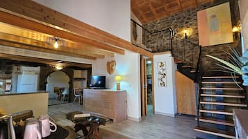 Design-paritalo, näköala mäelle | 2 makuuhuonetta, minibaari, yksilöllisesti sisustettu