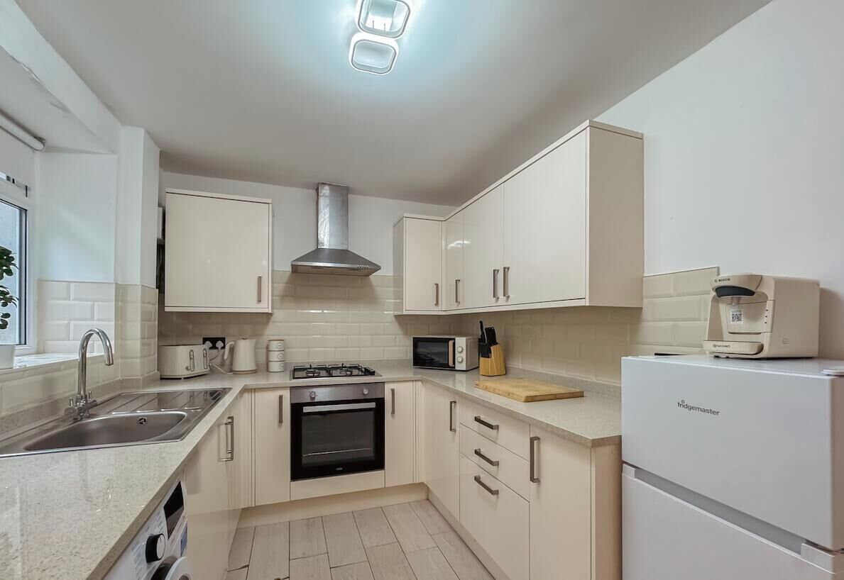 Coffee/tea maker, fridge, microwave, oven