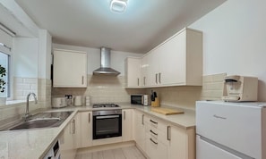 Kahvin-/teenkeitin, jääkaappi, mikroaaltouuni, uuni