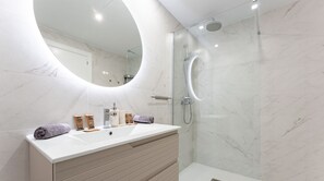 Dusche, Haartrockner, Handtücher