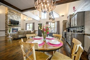 Interior - Magnolia Peak By The Cohost Company (Broken Bow)