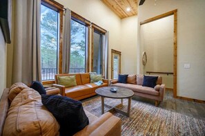 TV, lareira, escritórios