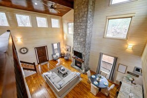 Televisie, een open haard en een kantoor