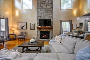 Una televisión, una chimenea, una oficina