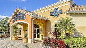 Ein Gebäude mit zwei Schildern, eines für Regal Palms und das andere für Frankie's Bar & Grill.