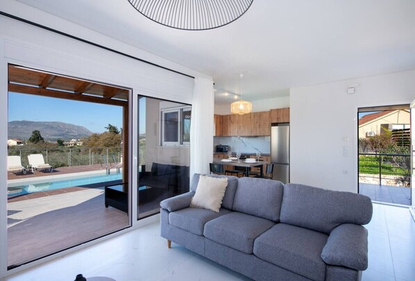 Smart TV - Villa Pervana- Private pool - Close to the Beach (Armenoi)