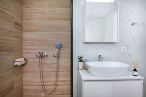 Produtos de toalete grátis, secador de cabelo, toalhas de banho 
