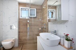 Articles de toilette gratuits, sèche-cheveux, serviettes fournies