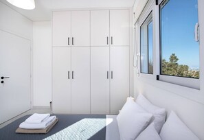 2 bedrooms, iron/ironing board, travel cot, free WiFi - Villa Pervana- Private pool - Close to the Beach (Armenoi)