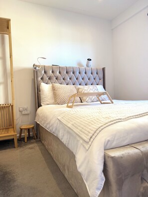 1 室のベッドルーム、セーフティボックス (室内)、デスク、アイロン / アイロン台