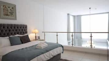 2 habitaciones, escritorio y espacio para trabajar con laptop