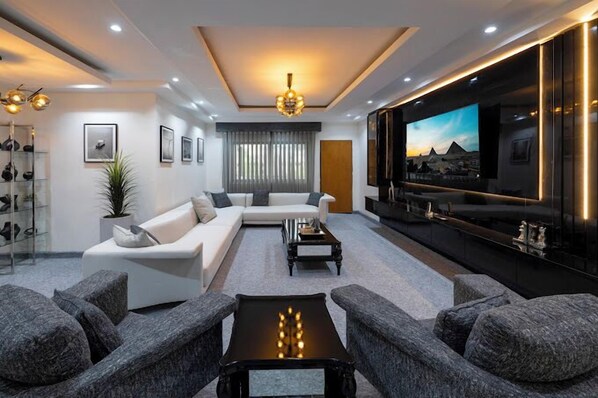 Familjelägenhet - balkong - utsikt mot staden | Vardagsrum