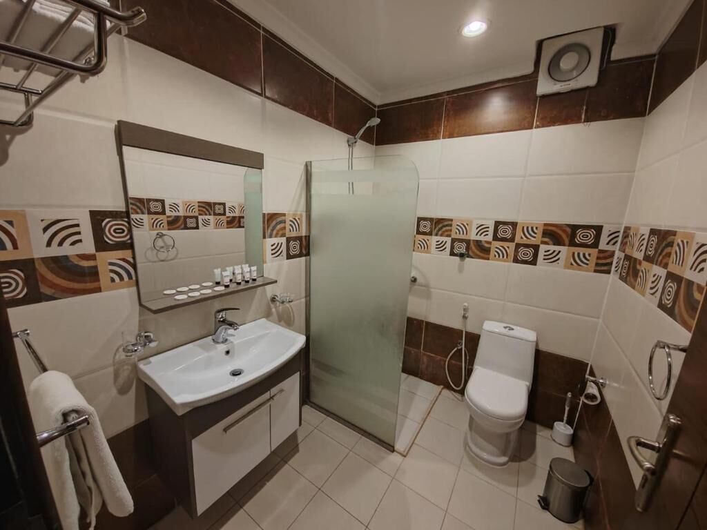 Slippers, soap, shampoo, toilet paper
