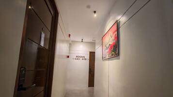 A hallway with a sign indicating room numbers 4, 5, and 6-10.