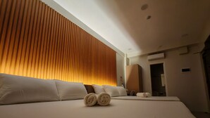 ファミリー ダブルルーム | 高級寝具、デスク、ノートパソコン用作業スペース、アイロン / アイロン台