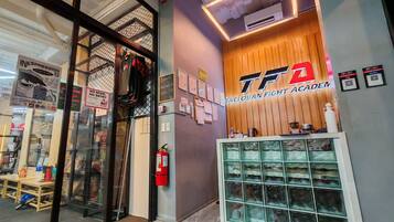 Fachada con un letrero que dice 'TFA Tacloban Fight Academy'.