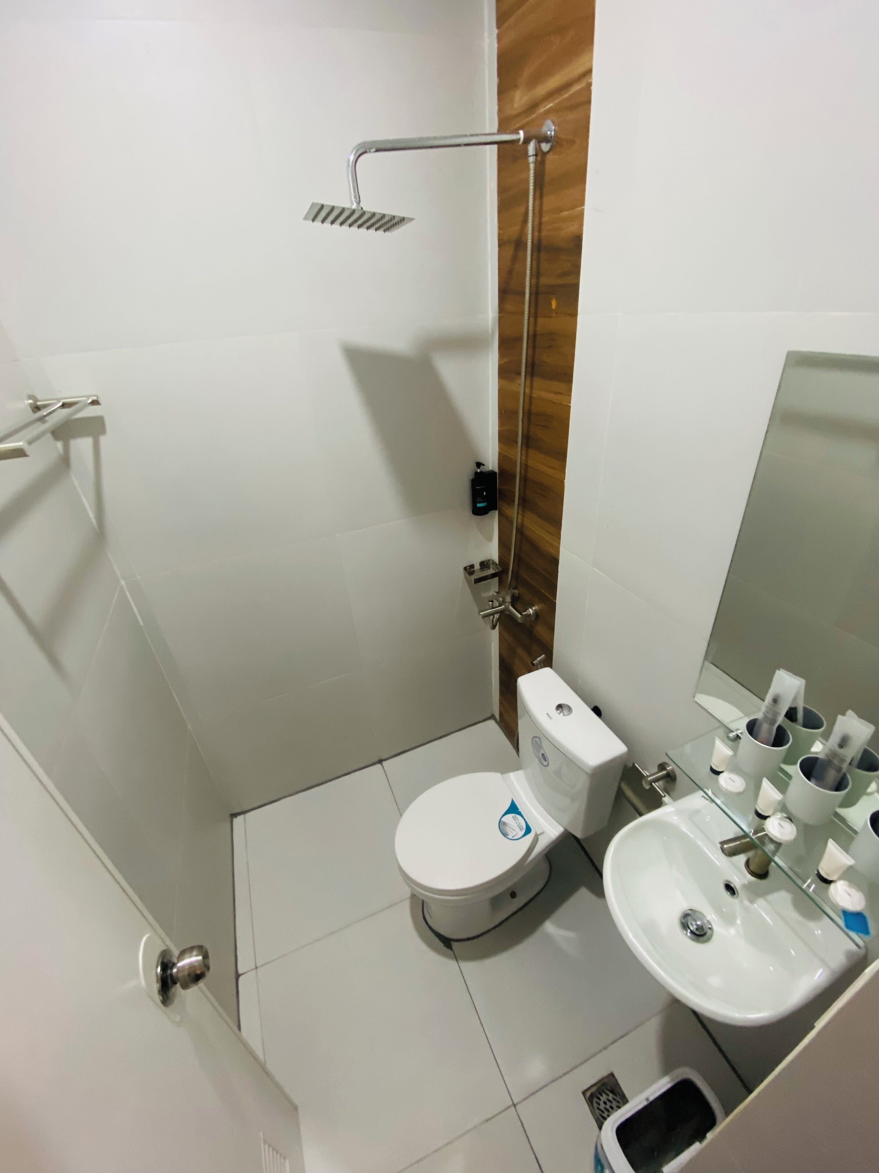 Habitación triple estándar | Baño | Ducha, artículos de higiene personal gratuitos, secador de pelo y bidé