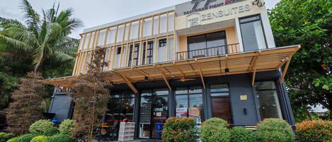 Vista frontal de la propiedad