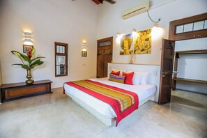 Desk, laptop workspace, free WiFi - Margossa Residence Kandy - Two Bedroom Design Villa (Kandy)