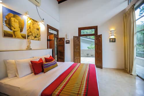 Traditional Suite | Desk, laptop workspace, free WiFi