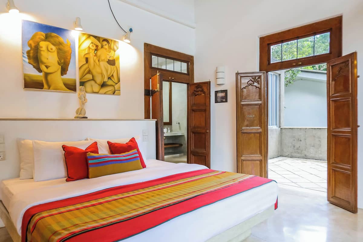 Desk, laptop workspace, free WiFi