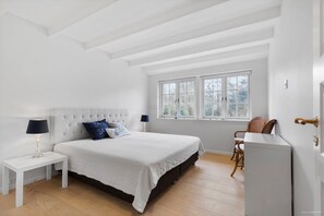 4 bedrooms, iron/ironing board, free WiFi, bed sheets