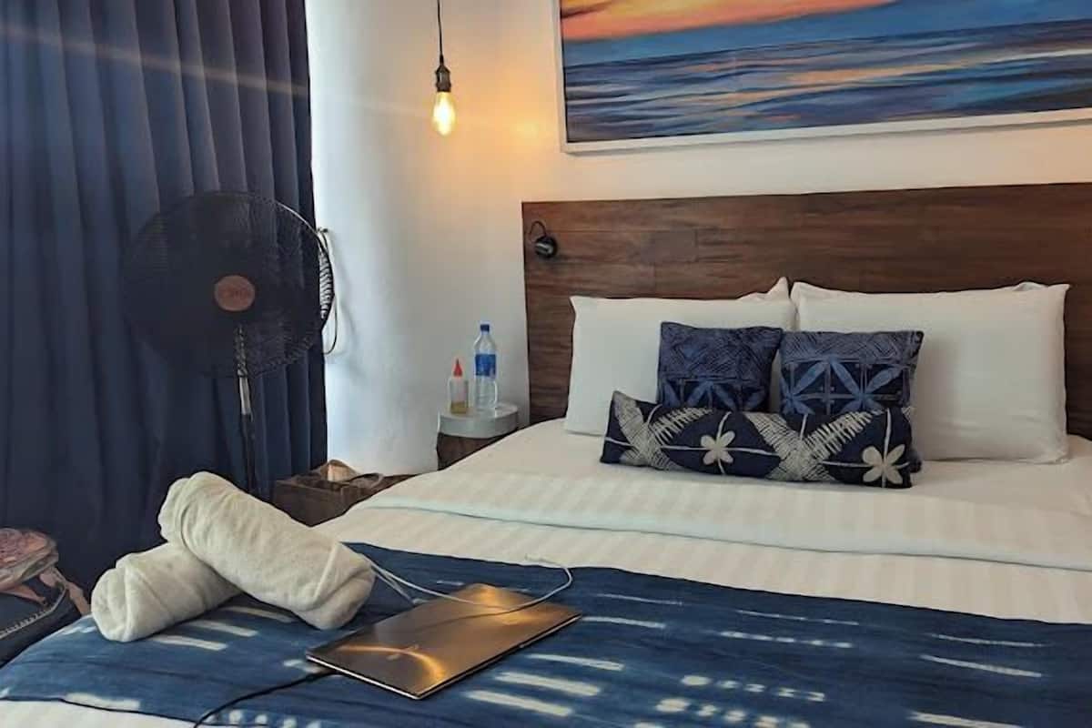 Chambre Junior, balcon, vue sur la plage | Bureau, espace de travail pour ordinateurs portables