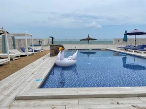Outdoor pool - Jara Beach Resort (Lekki)