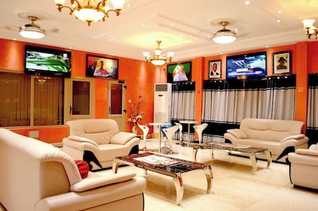 Sala de estar en el lobby. Fams Embassy Suites