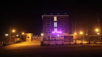 Overnatningsstedets facade – aften/nat
