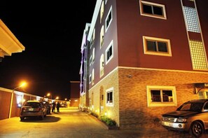 Bagian depan properti - sore/malam