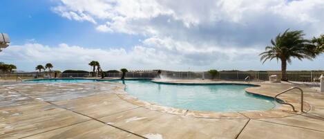 من حمّامات السباحة المغطاة، 2 من حمّامات السباحة الخارجية