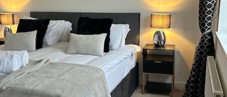 4 habitaciones, tabla de planchar con plancha, internet y ropa de cama
