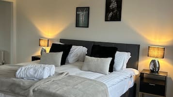 4 bedrooms, iron/ironing board, internet, bed sheets