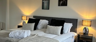 Nr Legoland/Ascot.Comfy House.Ample Parking.Upto 8