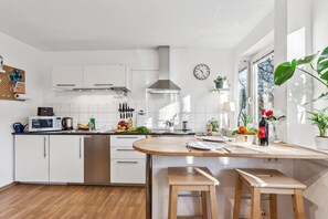 Kjøleskap, mikrobølgeovn, ovn og kokeplater