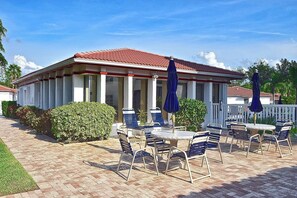 Outdoor dining - Great Siesta Key Location! Short Walk to the Beach, Shopping & Dining and more! VH302B (Siesta Key)